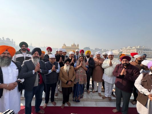  दिल्ली की मुख्यमंत्री ने कैबिनेट सहयोगियों के साथ स्वर्ण मंदिर में माथा टेका