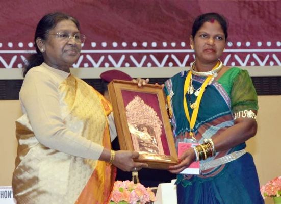 छत्तीसगढ़ की शिल्पकार हीराबाई झरेका बघेल राष्ट्रीय हस्तशिल्प पुरस्कार से सम्मानित
