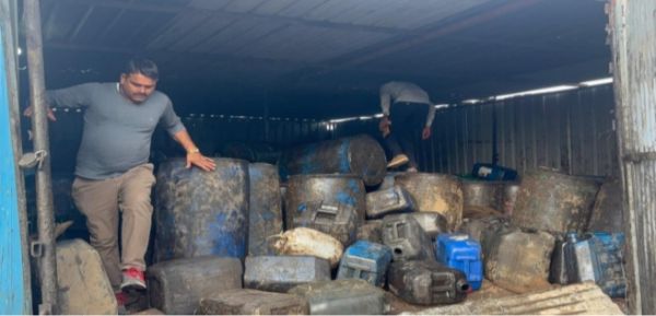 धार: ड्रोन के माध्यम से सर्चिंग करते हुये खाद्य तेल और नकली डीजल का भंडाफोड़