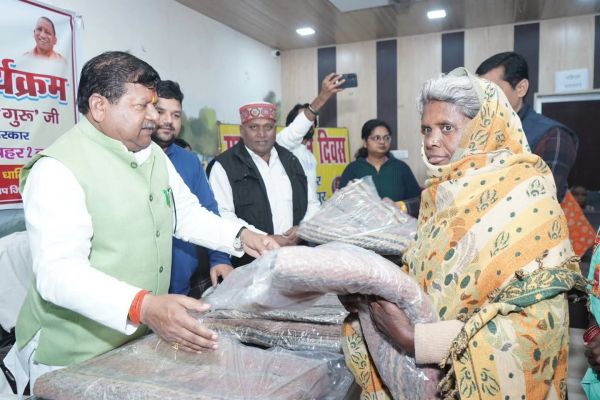 400 लाेगाें को कम्बल वितरण कर मंत्री बोले -गरीबों के लिए सरकार संवेदनशील