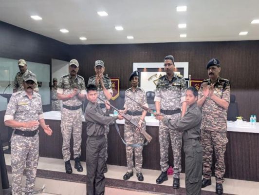  महाराष्ट्र के गढ़चिरौली में 82 लाख के 11 इनामी नक्सलियों ने किया आत्मसमर्पण