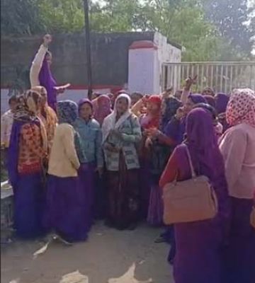  श्याेपुर: लंबित भुगतान को लेकर आशा कार्यकर्ताओं ने कलेक्ट्रेट पर किया प्रदर्शन