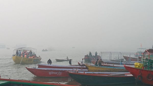  वाराणसी में जमीन से आसमान तक घने कोहरे की चादर तनी,वाहनों की रफ्तार पर लगा ब्रेक