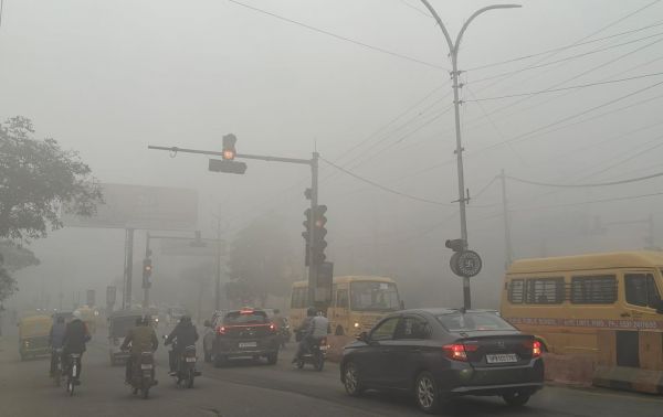  कोहरे की चादर में ढक गई पीतलनगरी, न्यूनतम तापमान 7 डिग्री सेल्सियस पहुंचा