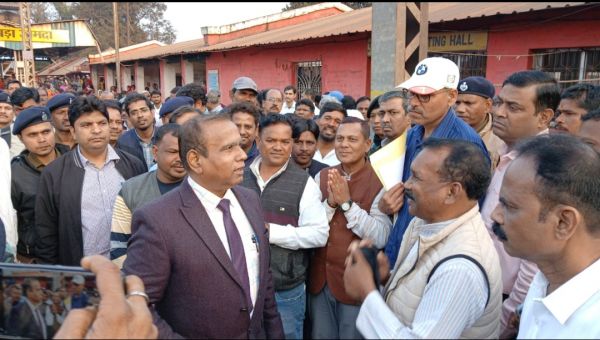  पूर्व मुख्यमंत्री ने दक्षिण-पूर्व रेलवे के महाप्रबंधक से की मुलाकात, सौंपा ज्ञापन