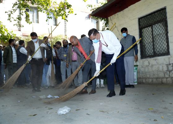  मुख्य सचिव सहित अधिकारी-कर्मचारियों ने सचिवालय में लगाई झाडू