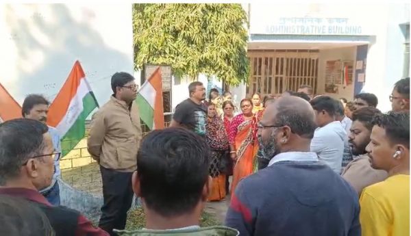  डीए की मांग में कर्मचारी संगठन का जोरदार प्रदर्शन, उत्तर बंगाल विश्वविद्यालय में जड़ा ताला