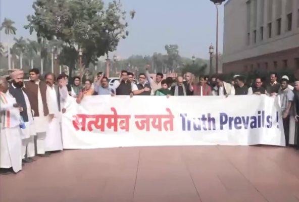 नेशनल हेराल्ड मामले में अदालत के फैसले के बाद विपक्षी सांसदों ने किया संसद भवन परिसर में प्रदर्शन