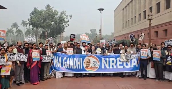  विपक्ष दलों ने मनरेगा को लेकर संसद भवन परिसर में किया प्रदर्शन