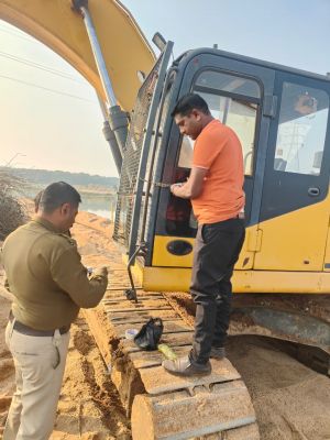 रायपुर : अवैध रेत खनन पर सख्त कार्रवाई: आरंग क्षेत्र में खदान सील, मशीनें व वाहन जब्त