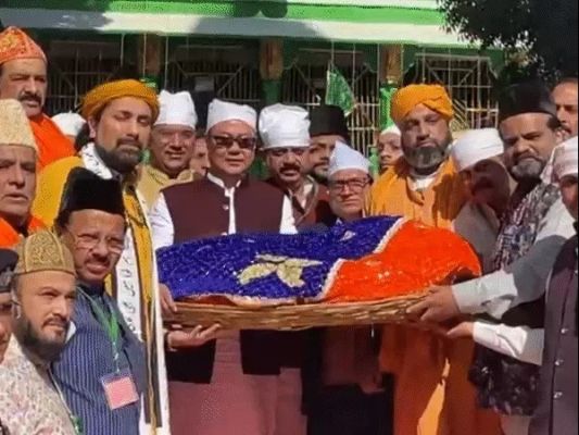 अजमेर दरगाह में पीएम मोदी की चादर पेश, केंद्रीय मंत्री किरेन रिजिजू ने की चादरपोशी