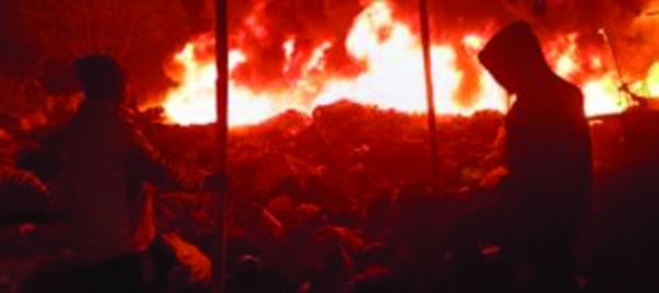 कबाड़ गोदाम लगी भीषण आग, लाखाें का नुकसान