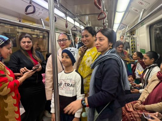 मुख्यमंत्री रेखा गुप्ता ने मेट्रो से यात्रा करके दी अटल बिहारी वाजपेयी को श्रद्धांजलि