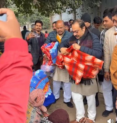 सांसद विवेक ने नवादा जेपी चौक पर 500 गरीबों के बीच बांटे कंबल