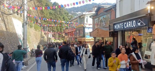 हिमाचल के ऊंचे इलाकों में बर्फबारी, मैदानी क्षेत्रों में घना कोहरा