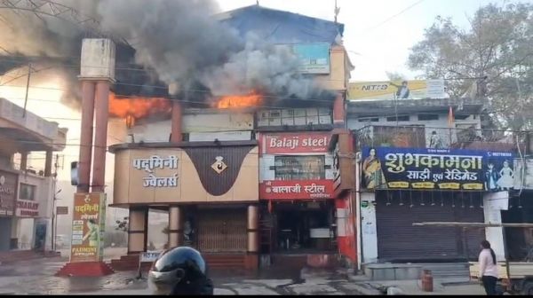 काेरबा में पद्मिनी ज्वेलर्स की दुकान में लगी भीषण आग, माैके पर पहुंचे दमकलकर्मी