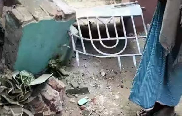 गांव में हाथियों के घुसने से अफरा-तफरी, कई घर क्षतिग्रस्त