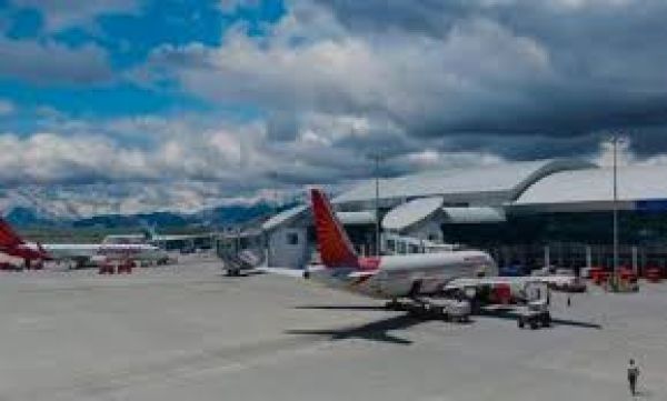 खराब मौसम और परिचालन संबंधी समस्याओं के कारण श्रीनगर हवाई अड्डे पर छह उड़ानें रद्द