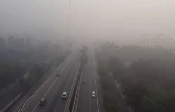 दिल्ली-एनसीआर में घना कोहरा, हवा बेहद खराब