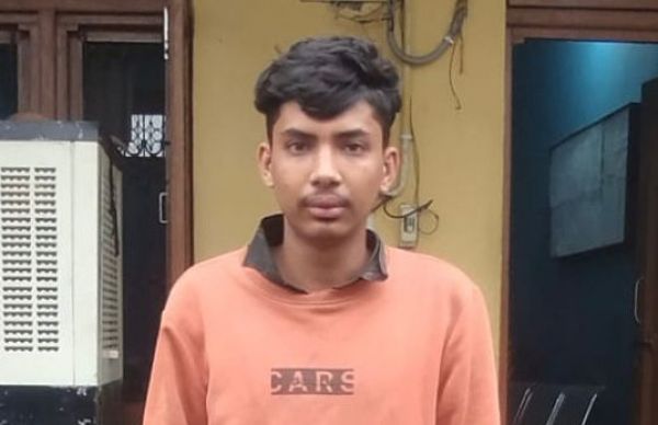  जम्मू की अंतरराष्ट्रीय सीमा के पास से पकड़े गए बांग्लादेशी नागरिक को बीएसएफ ने जम्मू-कश्मीर पुलिस को सौंपा