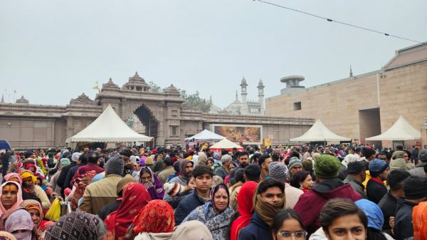 साल के पहले दिन मंदिराें में उमड़ा आस्था का सैलाब, काशी-मथुरा और अयोध्या में लगी रही लंबी लाइनें
