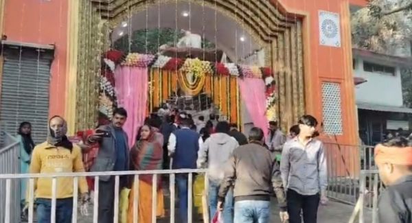 रांची में नववर्ष पर मंदिरों में उमड़ी श्रद्धालुओं की भीड़