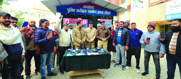 पुलिस ने खोये 82 मोबाइल स्वामियों को लौटाए