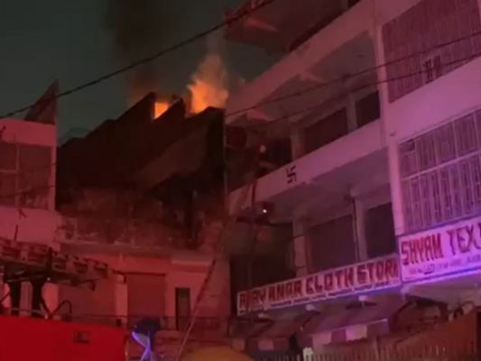 शॉर्ट सर्किट से लगी बेडशीट गोदाम में भीषण आग, लाखों का माल जलकर खाक