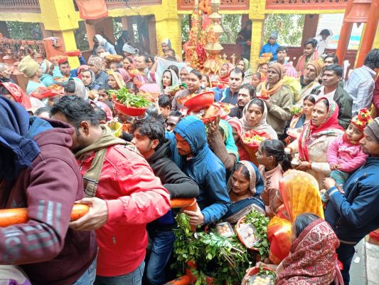 पौष पूर्णिमा पर शीतला धाम में उमड़ी श्रद्धालुओं की भीड़