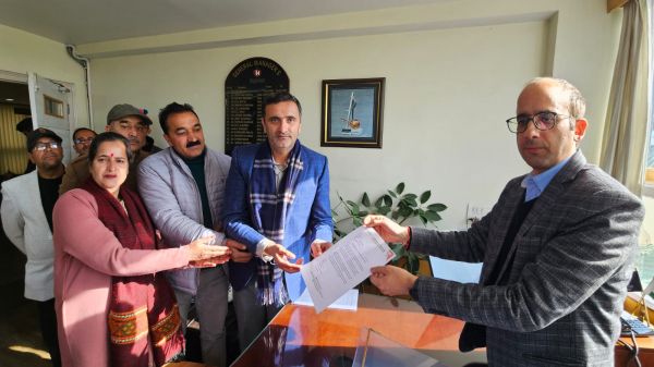 एचपीएमसी मुख्यालय के बाहर सेब उत्पादकों का प्रदर्शन