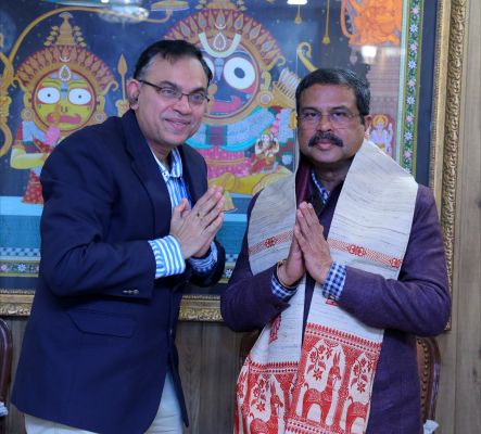 केंद्रीय शिक्षा मंत्री धर्मेंद्र प्रधान से मिले सुमन चक्रवर्ती, सौंपी आईआईटी खड़गपुर की प्रगति रिपोर्ट