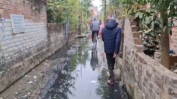 चुचुड़ा के रवींद्रनगर पश्चिमपाड़ा में जलजमाव से बेहाल निवासी, सर्दी में बढ़ी परेशानी