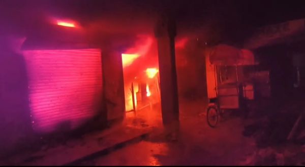 जपला&ndash;छतरपुर रोड पर इलेक्ट्रॉनिक दुकान में भीषण आग, लाखों का नुकसान