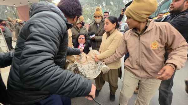 तृणमूल कांग्रेस के सांसदों ने दिल्ली पुलिस पर लगाया मारपीट का आरोप, अमित शाह पर तीखा हमला