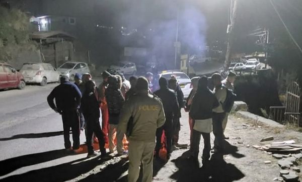 शिमला : फोरलेन टनल के ऊपर बहुमंजिला भवन और होटल में दरारें, आधी रात सड़क पर 15 परिवार और टूरिस्ट