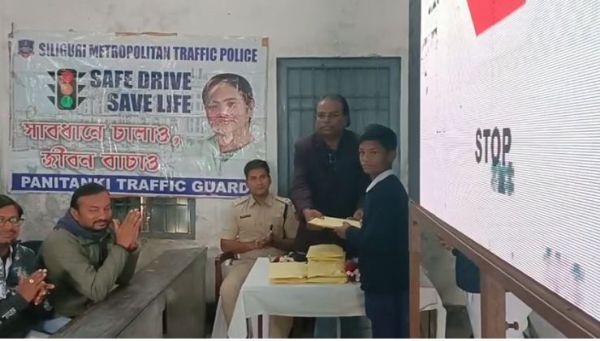 सिलीगुड़ी बॉयज़ हाईस्कूल में ट्रैफिक जागरूकता शिविर, उत्साह से भरे दिखे छात्र