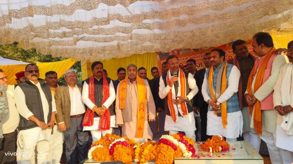 भाजपा प्रदेश अध्यक्ष पंकज चौधरी ने विनय कटियार का हाथ जोड़कर किया स्वागत , ऐसा अंदाज बन गया चर्चा का विषय