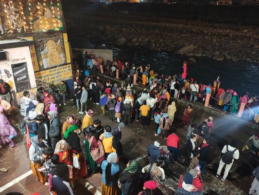 देव डोलियों के साथ मकर संक्रांति पर उत्तरकाशी में गंगा स्नान, भक्तिमय हुआ माहौल