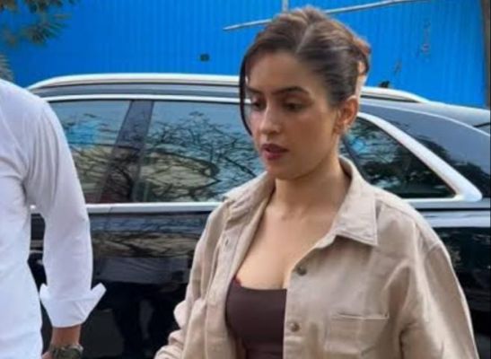 अभिनेता अक्षय कुमार ने बीएमसी चुनाव में किया मतदान, लोगों से वोट करने की अपील