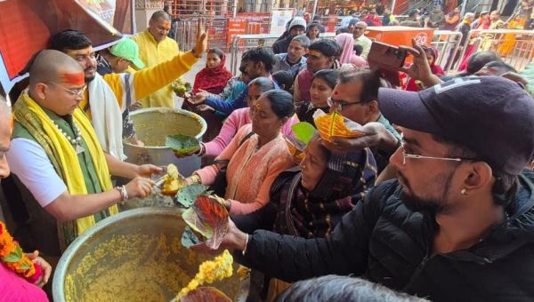 मकर संक्रांति पर मां विंध्यवासिनी को 21 कुंतल खिचड़ी का महाभोग, श्रद्धालुओं में बंटा प्रसाद