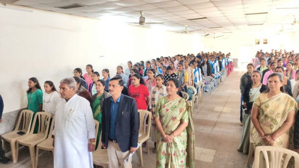छत्तीसगढ़ : वंदे मातरम गान की 150वीं वर्षगांठ पर गुरुकुल महिला महाविद्यालय में सामूहिक गायन का आयोजन