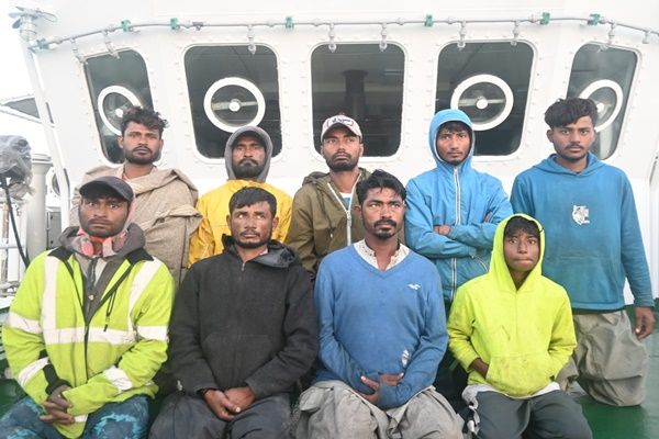 अरब सागर में भारतीय जलक्षेत्र में घुसी पाकिस्तानी नाव को भारतीय तटरक्षक बल ने पकड़ा