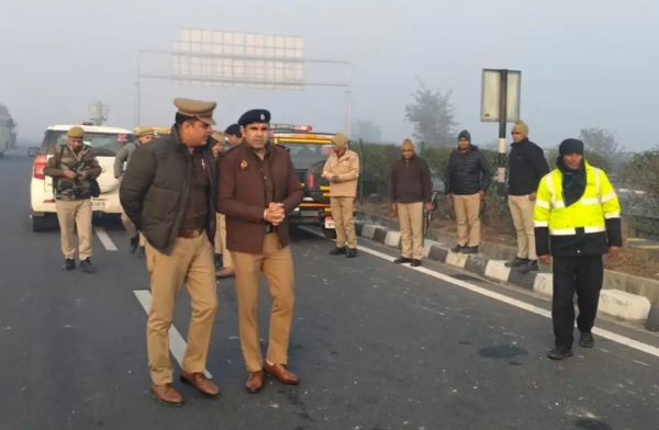 फिरोजाबाद में लखनऊ एक्सप्रेस वे पर बस डिवाइडर से टकराई, महाराष्ट्र के 7 श्रद्धालु घायल