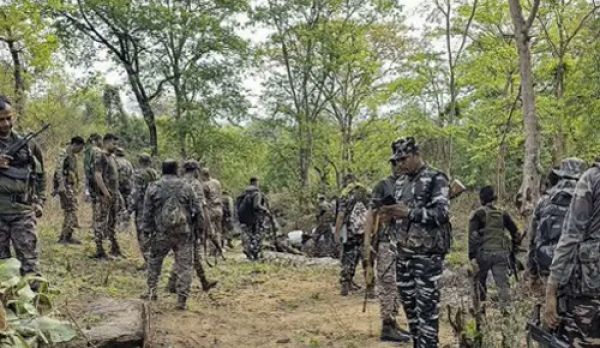 छत्तीसगढ़ के बीजापुर में सुरक्षाबलों और नक्सलियों के बीच मुठभेड़ जारी