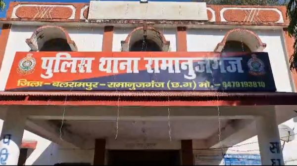 मंत्री रामविचार नेताम पर आपत्तिजनक टिप्पणी मामला : यू-ट्यूबर आकांक्षा टोप्पो के खिलाफ एफआईआर की मांग, थाने में धरने पर बैठे कार्यकर्ता