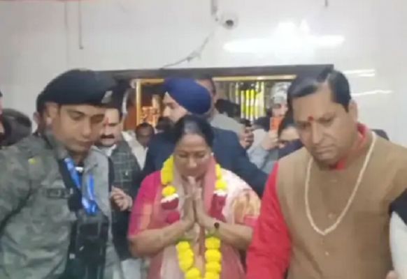 दिल्ली की मुख्यमंत्री रेखा गुप्ता पहुंची दतिया, पीतांबरा पीठ में पूजन कर सुख-समृद्धि की कामना की
