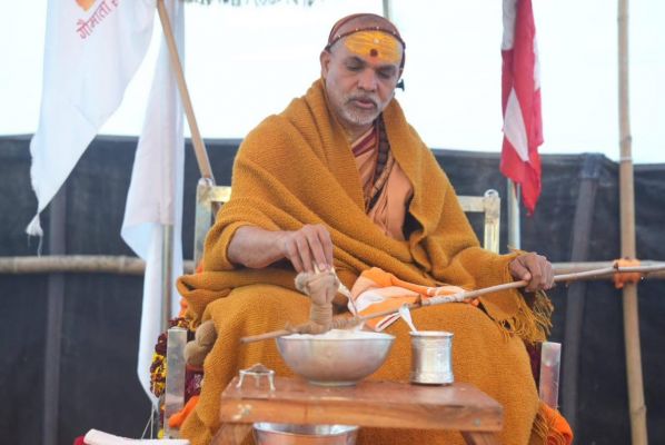 सारी रात शंकराचार्य स्वामी अविमुक्तेश्वरानंद रहे शिविर के बाहर, पालकी पर ही किया दंड तर्पण