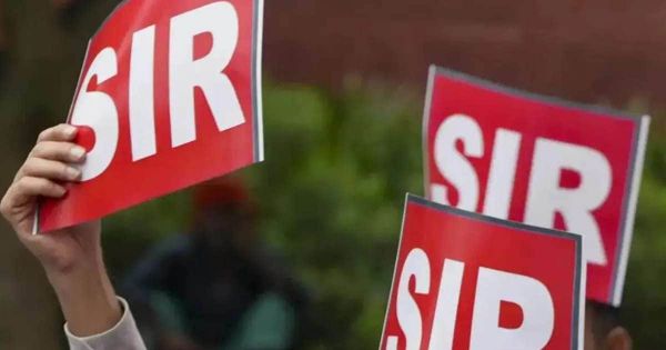 मतदाता सूची पुनरीक्षण अभियान में अधिकारियों को ही थमाए गए नोटिस