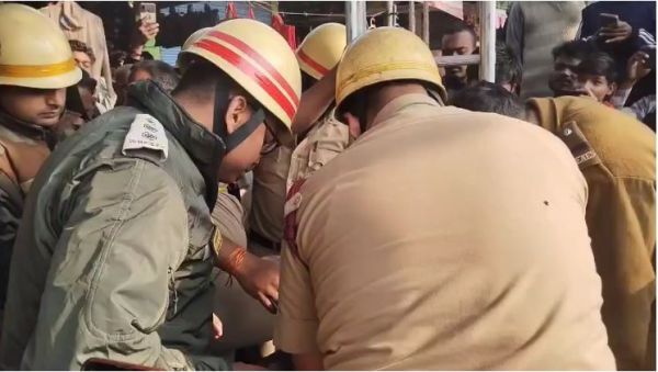 कुएं में गिरा व्यक्ति, दमकल और पुलिस ने बचाई जान