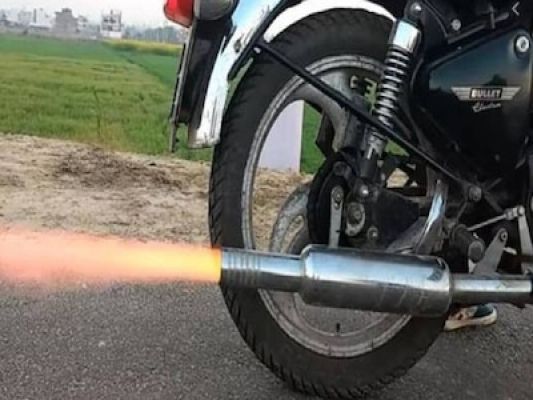 बलरामपुर : रामानुजगंज में नाबालिगों का आतंक, बुलेट की साइलेंसर मोडिफाई कर निकाल रहे पटाखे, इंस्टाग्राम पर &lsquo;भौकाल&rsquo; का प्रदर्शन